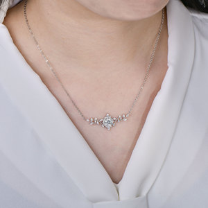 Delicado Collar con Colgante de Flor de Moissanita VVS GRA de Corte Redondo con Hojas Florales de Circonita Cúbica Pavé, Joyería de Cobre con Relleno de Oro de 14K de Diseño - Product Image 3