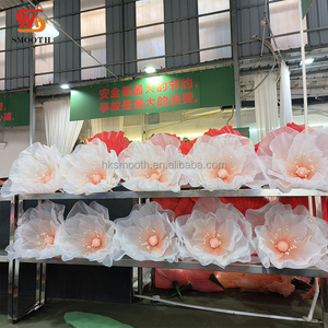 Flor Gigante de Organza Blanca con Base para Decoración de Ventanas de Tiendas, Hoteles y Eventos de Boda, Diseño Personalizado SMOOTH - Product Image 3