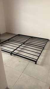 Cadre <span class=keywords><strong>de</strong></span> <span class=keywords><strong>lit</strong></span> en métal robuste à profil bas, sommier à lattes en acier silencieux, <span class=keywords><strong>lit</strong></span> minimaliste en fer, structure KD pour l'e-commerce - Product Image 3