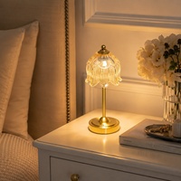 Lampe de table LED moderne en cristal, lumière blanche chaude, rechargeable par USB, bouton manuel, lampe décorative pour chambre à coucher
