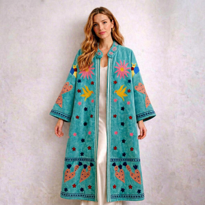 Manteau long en velours brodé à la main, unique et artistique, turquoise, style bohème, broderie florale et d'oiseaux, confectionné avec précision et soin - Product Image 1