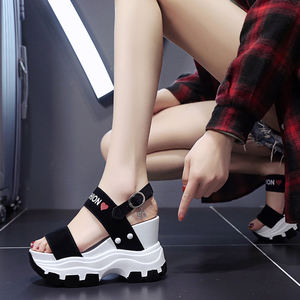 2023 Stock baskets à plateforme décontractées avec <span class=keywords><strong>bout</strong></span> <span class=keywords><strong>ouvert</strong></span> talons hauts sandales <span class=keywords><strong>compensées</strong></span> noires pour femmes à la mode pour l'été et l'hiver - Product Image 2