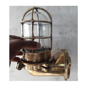 Brújula de latón restaurada con luz y brazo ajustable para mesas de navegación o exhibición de coleccionista en entornos marítimos - Product Image 3