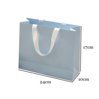 Petite quantité minimale de commande : 100 pièces. Logo personnalisé accepté. Sacs en papier cosmétiques bleu clair personnalisés pour emballages cadeaux.
