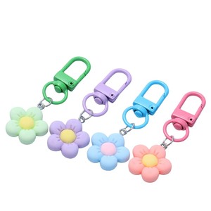 CHENXI Llavero Colgante de Flor Margarita Pequeña Popular en Instagram, Accesorio Lindo para Bolsos y Fundas de Teléfono - Product Image 1