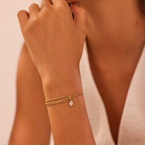 Joyería para manos - pulsera de acero inoxidable con gemas en forma de corazón - única, sencilla y versátil - Product Image 2