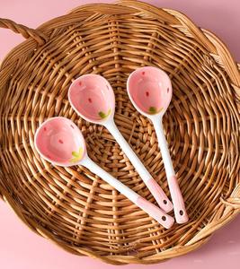 Cuchara de Sopa de Cerámica Rosa con Diseño de Fresa, Cuchara de Postre y Té de Mango Largo, Vajilla Linda para la Cocina - Product Image 1