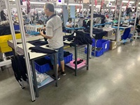 Table d'inspection en forme de U pour suspendre les vêtements |   Banc d'inspection industriel avec panneau latéral en maille pour les usines de vêtements