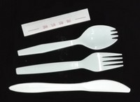Machines d'emballage rapide et flexibles pour couverts (cuillères, fourchettes, couteaux) avec serviettes, cure-dents, sel et poivre, conditionnées en sachets à ouverture facile