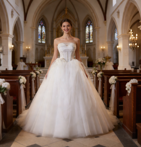 Vestidos de Novia de Tul sin Tirantes de Inspiración Vintage con Corsé de Cuentas y Cola Catedral - Product Image 1