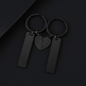 <span class=keywords><strong>Porte</strong></span>-<span class=keywords><strong>clés</strong></span> de couple en acier inoxydable, design géométrique, impression laser couleur, matériau vierge, forme demi-cœur allongée - Product Image 3