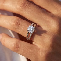 Bague de fiançailles solitaire en argent sterling 925 avec moissanite D VVS taille ronde et bande pavée fendue pour femme