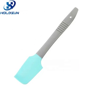 Mezclador antiadherente de grado alimenticio resistente al calor de Color personalizado, cuchara de hielo, espátula raspadora de crema de silicona en ángulo con mango de abrelatas - Product Image 1