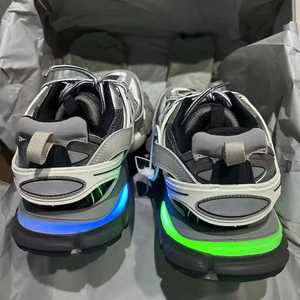 Venta al por mayor de zapatos vintage de alta calidad en estilos clásicos. Luces LED 3.0. Zapatillas deportivas para correr para hombre y mujer con suela gruesa. - Product Image 1