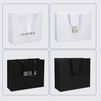 Sacs cadeaux en papier d'art recyclable blancs avec logo personnalisé imprimé en sérigraphie pour vêtements et chaussettes