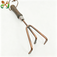 Cultivateur de jardin rétro en acier inoxydable avec tête plaquée bronze antique et manche en bois vert sauge vintage pour ameublir la terre