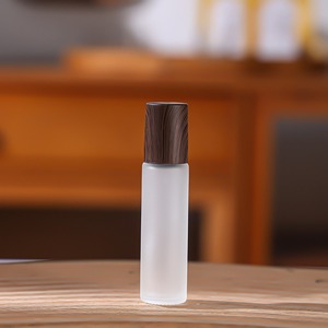 Bouteilles à bille haut <span class=keywords><strong>de</strong></span> gamme en verre dépoli transparent avec bouchon effet <span class=keywords><strong>bois</strong></span>, pour <span class=keywords><strong>parfum</strong></span> et huiles essentielles, 5ml, 10ml, 15ml, vente en gros - Product Image 5