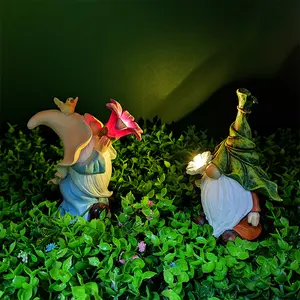 树脂侏儒雕像用太阳能发光二极管灯吹喇叭，室外夏季庭院草坪装饰
