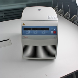   Mini-centrifugeuse réfrigérée Fisher Fresco 21, 24 x 1,5 ml, 31554xg, utilisation en laboratoire sur table de travail - Product Image 2