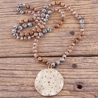Collier pour femme style bohème avec perles carrées en verre cristal et pierres précieuses naturelles de 8 mm, et grand pendentif rond en métal orné de strass effet disco