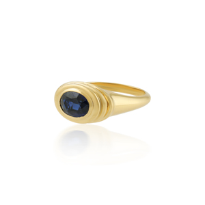 Anillo de sello ovalado con cianita en oro amarillo. Este elegante anillo de sello presenta una cianita ovalada de corte mixto con engaste en bisel. - Product Image 1