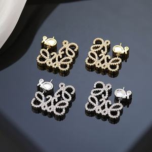 Pendientes de Botón de Alta Gama para Mujer, Estilo Europeo y Americano, Nuevo Diseño Geométrico Hueco, Chapado en Oro de Lujo Ligero, Corte Princesa - Product Image 1