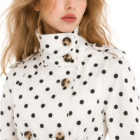 Veste Courte Femme Personnalisée à Pois, Taille Peplum, Double Boutonnage, Col Montant, Ceinturée – Vente en Gros OEM ODM