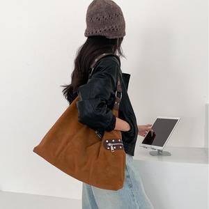 Sac à bandoulière hobo croissant en daim pour femme, avec large sangle, œillets argentés, clous décoratifs et fermeture éclair, idéal pour un look décontracté - Product Image 3