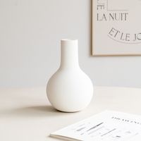 Vase en céramique blanche rayée non vernie, décoration, arrangement de fleurs séchées, décoration créative pour la maison, la véranda, la table, vase en céramique blanche