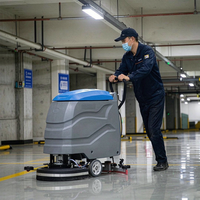 Autolaveuse autoportée avec une efficacité de nettoyage de 2800 m²/h, réservoir d'eau de 50 L, batterie au lithium 24 V en option pour garage de stationnement