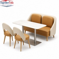 Ensemble de salle à manger commercial moderne avec banquette incurvée, table à manger, chaises, aspect marbre en pierre frittée, cuir PU pour restaurant