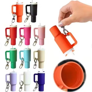Llavero de acrílico con forma de mini taza, adornos para llavero, soporte para lápiz labial, tapas extraíbles, llavero de tazas 3D al por mayor - Product Image 1