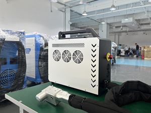 Machine de nettoyage laser pulsé 50W 100W 300W refroidie par air pour l'élimination de la rouille et le traitement du bois industriel - Product Image 1