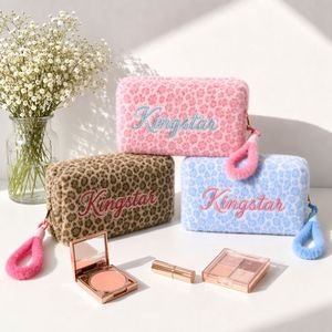 Bolsa de Maquillaje Personalizada con Estampado, Bolsa de Cosméticos de Viaje de Felpa con Leopardo Bordado Personalizado - Product Image 1