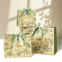 Sacs à provisions en papier de luxe écologiques poignées en carton imprimées sur mesure pour l'artisanat caractéristiques d'emballage de cadeau de bougie personnalisées