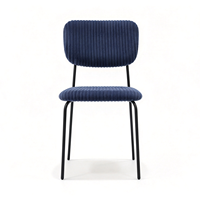Chaise de salle à manger à prix d'usine, avec structure métallique, pieds peints en noir, dossier et assise rembourrés en tissu.