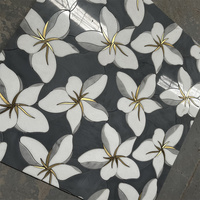 Mosaïque de marbre à jet d'eau avec incrustation en laiton, base gris foncé, pour salle de bain d'hôtel, entrée, crédence