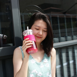 Vente en gros de bocal en verre à large ouverture en borosilicate avec manchon en silicone Tasses à thé Boba réutilisables avec couvercle et paille - Product Image 6