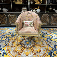 Fauteuil de salon brodé de style français, mobilier de villa sculpté en bois massif de style européen, tissu de couleur champagne