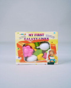 GIRNAR GALAXY LINKS Un ensemble préscolaire de 16 pièces, blocs de construction comprenant le soleil, la lune, une étoile, une planète ; à assembler pour former une chaîne. - Product Image 1