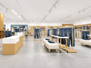 Set di Espositori Regolabili in Acciaio Inox per Negozi, Moderni e Resistenti, Personalizzabili per Boutique di Abbigliamento - Product Image 1