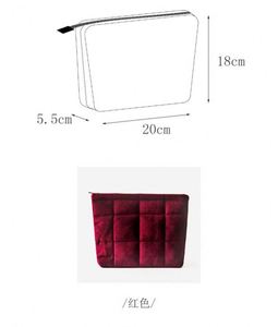 Sac de toilette personnalisé en velours suédé matelassé et rembourré pour femme, idéal pour le maquillage et les voyages - Product Image 2