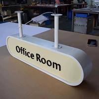 Boîte lumineuse publicitaire rectangulaire suspendue en acrylique imperméable pour extérieur avec support mural