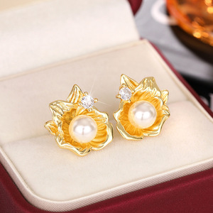 Orecchini a Perno Vintage a Forma di Conchiglia per Donne, Eleganti Accessori per l'Orecchio da Indossare Ogni Giorno - Product Image 1