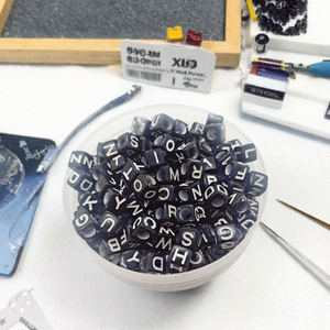 Cuentas Cuadradas de Plástico Negro con Letras del Alfabeto y Agujeros para Hacer Joyería - Product Image 3
