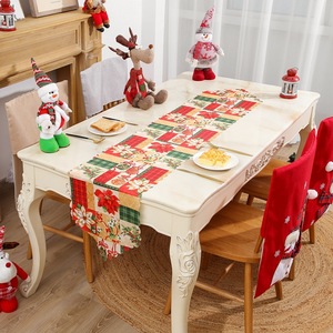 Chemin de table classique imprimé en polyester pour Noël, le Nouvel An et les mariages - Réutilisable et écologique - Product Image 2
