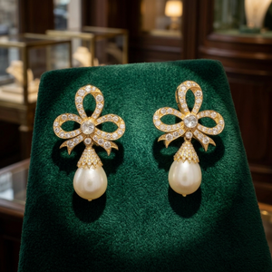 Pendientes colgantes chapados en oro de 18 quilates con diamantes de corte redondo, motivo de lazo, perlas de imitación, joyería para ocasiones especiales y fiestas. - Product Image 2