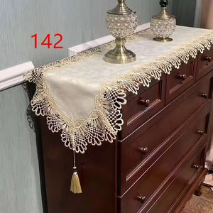 Chemin de table en dentelle soluble dans l'eau, blanc, avec découpe florale ajourée et pompon décoratif pour meuble TV ou console - Product Image 6