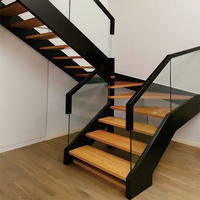 Escalier en bois et acier à double poutre au design moderne avec garde-corps en verre Grenier duplex personnalisable LOFT pour hôtel Bande de roulement en bois massif