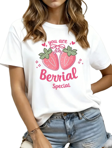 T-shirt da donna per San Valentino, girocollo, manica corta, stampa fragole con scritta 'You Are Berrial Special', bianco con lettere rosa, casual - Product Image 1